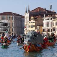 Podle tradice vedla průvod obří krysa známá jako „Pantegana“.