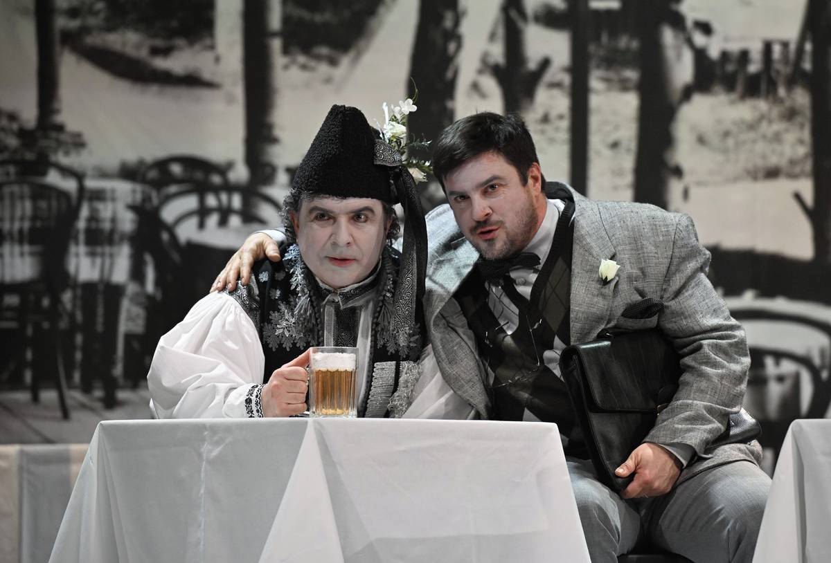 Na snímku z inscenace Slovácké jaro, kterou tuto sobotu uvede Slovácké divadlo v Uherském Hradišti, jsou Zdeněk Trčálek jako Jan Uprka a Lukáš Matěj coby Jan Ryba.