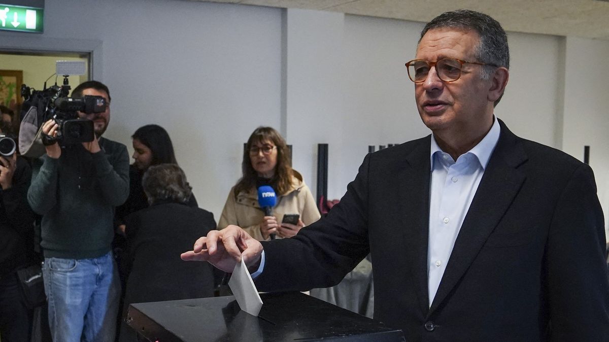 Prezidentské volby v Portugalsku podle odhadů jasně vyhrál středolevicový Seguro