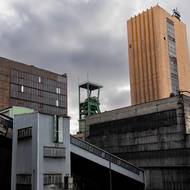 Z dolu se následně vytahovalo ve velkých nádobách - skipech (věž vpravo), důlní věž (uprostřed) zase dopravovala do dolu horníky. 