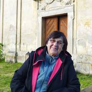 Jiřina Rožboudová před velenickým kostelem.