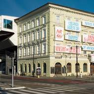 Intervence ve veřejném prostoru, připravená k výročí Slovenského národního povstání, se objevila na fasádě Slovenské národní galerie několik dní po odvolání ředitelky.