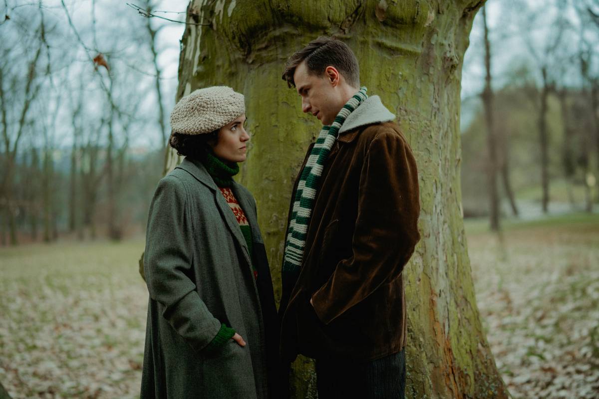 Na fotografii z filmu Gerta Schnirch, který lze od středy vidět na HBO Max, jsou Barbora Váchová v titulní roli a Oskar Hes jako Karel.