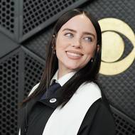 Ta měla na klopě připnutý odznak s nápisem „pryč s ICE“. Billie Eilish v projevu kritizovala federální imigrační agenty, kteří v USA nedávno zabili dva občany.