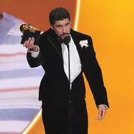 Sošku pro album roku si z nedělního předávání amerických cen Grammy odnáší portorikánský rapper a zpěvák Bad Bunny za nahrávku Debí tirar más fotos.