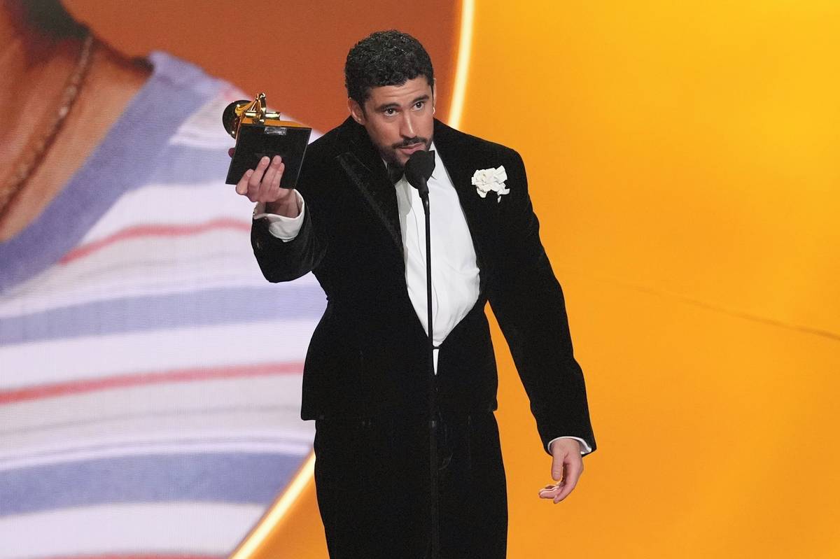 Sošku pro album roku si z nedělního předávání amerických cen Grammy odnáší portorikánský rapper a zpěvák Bad Bunny za nahrávku Debí tirar más fotos.