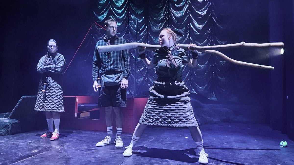 Na fotografii z inscenace Havěť, kterou nově uvádí Divadlo Pod Palmovkou, jsou Barbora Kubátová jako Romana, Jaroslav Blažek coby Řehoř a Kateřina Hrdinová.