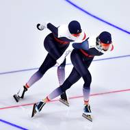 Sáblíková již neplánuje startovat v pátečním závodě na 1500 metrů, ve kterém by ráda na led doprovodila jako trenérka reprezentační kolegyni a životní partnerku Nikolu Zdráhalovou

(Sáblíková během tréninku v Pchjongčchangu s Nikolou Zdráhalovou, 2018.)