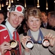 Nagano 1998: Hokejisté s Dominikem Haškem v zádech nebo lyžařka Kateřina Neumannová si z Japonska přivezli lehké medaile s emblémem vycházejícího slunce. Z části byly vyrobené z laku tradiční technikou z údolí řeky Kiso, v kombinaci s reliéfním zlacením technikou Maki-e. Díky kulatému poutku na zavěšení trochu připomínaly i sportovní stopky.