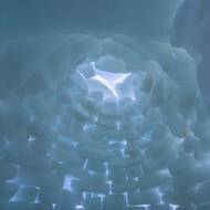 Asi 140 milionů barelů ropy je uloženo na tankerech. Lodě jsou nuceny podnikat dlouhé cesty s nákladem do Číny, neboť import ruské ropy přerušila Indie.