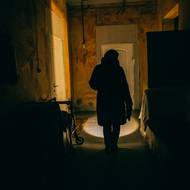 Zvýšená přítomnost mobilních klinik v ubytovnách, jako je tato, odráží rostoucí potřeby vysídlených osob.