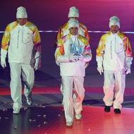 Olympijský oheň přinesli členové slavné italské štafety v behu na lyžích. Maurilio De Zolt, Marco Albarello, Giorgio Vanzetta s Silvio Fauner, vítězové olympiády v Lillehameru z roku 1994.