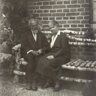 František Bílek s chotí na březové lavičce v Chýnově.