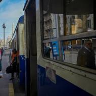 Definitivní zastavení tramvají je plánováno na duben, a to kvůli rozsáhlé modernizaci sítě. „Nejsme proti pokroku,“ vysvětlila agentuře AFP psycholožka a kulturní kritička Múna Lamlúmová, která uznává, že renovační práce jsou vítány. „Máme však nepříjemné zkušenosti s tím, co je nazýváno ‚pokrokem,“ dodává.