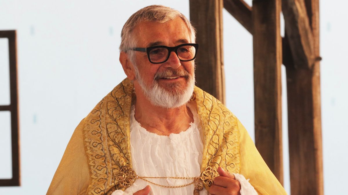 Anděl Páně 3 bude, potvrdil Jiří Strach. Ve filmu se znovu objeví Bartoška