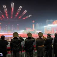 Severní Korea podle závěrů stranického sjezdu „trvale a nezvratně“ zajistila svou pozici mezi jadernými mocnostmi, podle státní agentury KCNA diktátorský režim zároveň zvýší počet jaderných zbraní a rozšíří možnosti jejich využití. (Severokorejské vedení přihlíží vojenské přehlídce v Pchjongjangu, 25. února. Všechny snímky v této galerii zveřejnila 26. února KCNA).