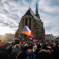 Na podporu prezidenta Petra Pavla v neděli demonstrovali také lidé v Plzni.