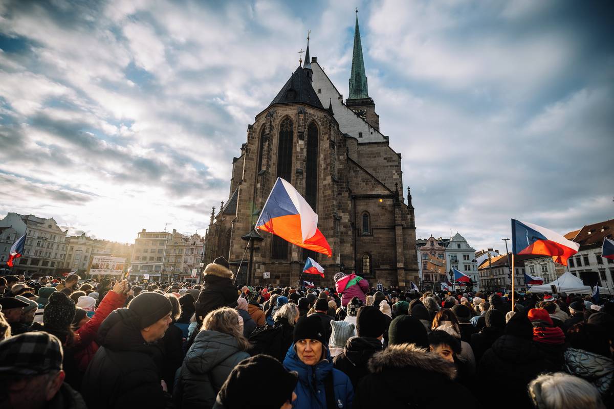 Na podporu prezidenta Petra Pavla v neděli demonstrovali také lidé v Plzni.