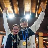 Zatímco Sáblíková v Miláně končí, světovému sportu se představuje nový český šampion v rychlobruslení. Devatenáctiletý Metoděj Jílek přebírá žezlo. Po stříbru na pěti kilometrech získal zlato na desítce. Co bude dál? „Já určitě nepolevím. I když se mi tady splnil sen, chci získávat medaile i za patnáct let,“ říká. Chtělo by se dodat: Přece jako zlatá Martina!