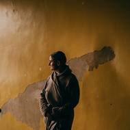 „Když jsem přijela, jen několik místností bylo vhodných k bydlení. Budova byla mnoho let opuštěná. Podlaha byla v hrozném stavu, okna rozbitá, nebyla tam kuchyň ani sprchy. Ale když opouštíte město, které je neustále pod raketovou palbou, na takové věci nehledíte,“ říká správkyně ubytovny Anastasija Kravčenková (na snímku). 