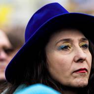 Ke konci setkání se na Staroměstském náměstí držela minuta ticha, kterou komplementoval jen zvuk tikajících ručiček. A pak dav společně vykřikl už několikrát pronesené heslo: „Sláva Ukrajině“.