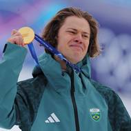 Lyžař Lucas Pinheiro Braathen pocházející ze země fotbalu, karnevalu a samby se stal prvním brazilským sportovcem, který získal olympijskou medaili. A rovnou zlatou.