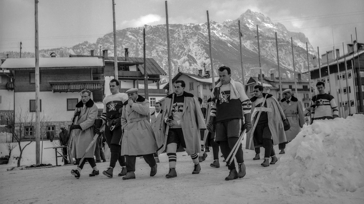 Zakopl o kabel a olympijský oheň měl namále. Výjimečné snímky z Cortiny 1956