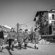 Vítejte v Cortině! Takto Karel Novák zvěčnil ženskou štafetu v běžeckém lyžování, druhý zleva jejich kouč Bohumil Tvrzník.