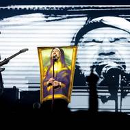 „Chtěl bych být jako Mona Lisa, neustále v obraze, jen tak se tajemně usmívat a vypadat draze,“ zpíval Cais v písni Sonda.