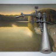 Na snímku je Dlouhého obraz nazvaný Starý pivovar, který spojuje snovou krajinu s rybníkem a kovovým mechanismem domácí výroby.