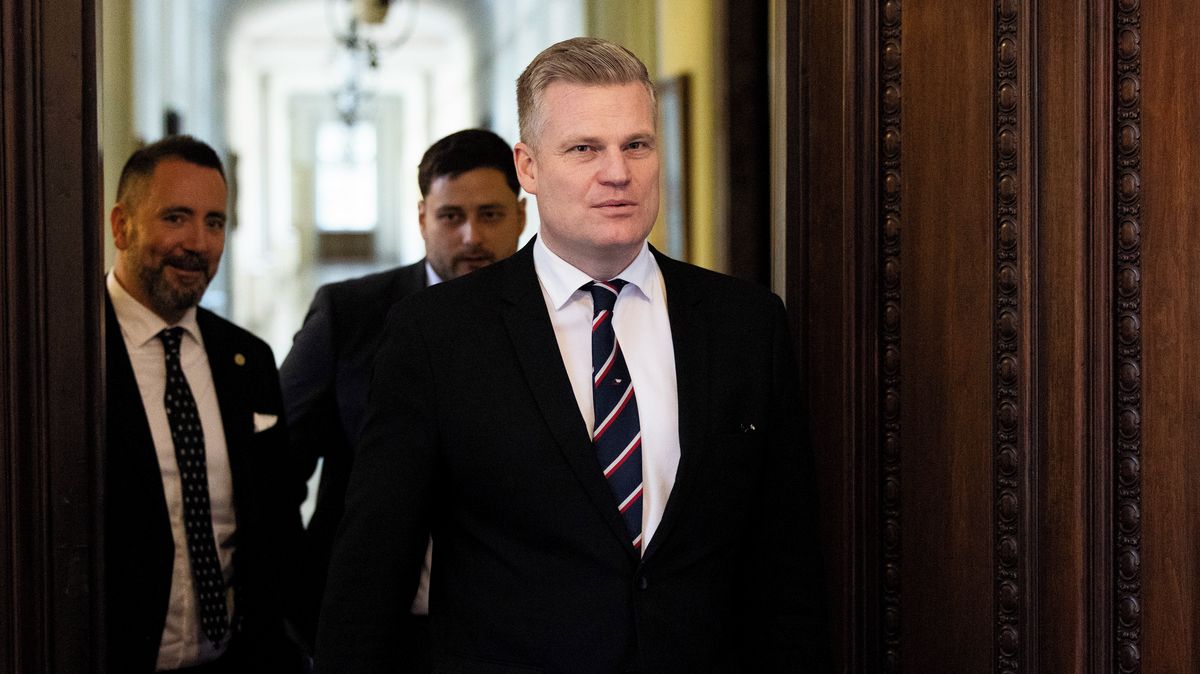 Turek mluvil o utajené informaci, i když nemá prověrku. Úřad se tím zabývá