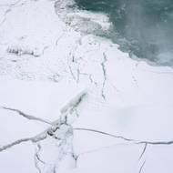 Vodopády se úplně nezastavily. V zimních měsících jimi protéká přibližně 85 milionů litrů vody za minutu, což je příliš mnoho na to, aby zamrzly úplně.