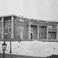 Bílkova pražská ateliérová vila s podstavcem čekajícím na Mojžíše, 1911.