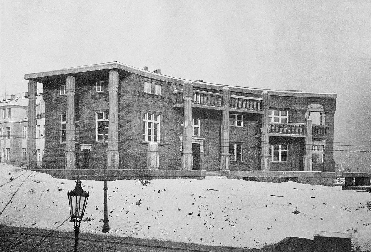 Bílkova pražská ateliérová vila s podstavcem čekajícím na Mojžíše, 1911.