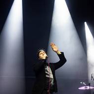 „Máte se hezky, všechno v pořádku?“ ptal se Cais posluchačů.