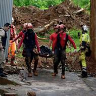 Pohřešováno zůstává nejméně 15 lidí, informovala agentura AP.