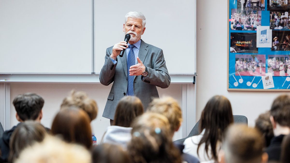 Vnitřně nechci, ale silně to zvážím, řekl Pavel žákům k obhajobě funkce