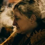 Ljubov Kuzmenková sdílí pokoj se svou kočkou Kuzmou, se kterou Severodoněck opustila. „Když bylo město pod útokem, hodně jsem plakala, neměla jsem ji čím nakrmit,“ řekla Lékařům bez hranic.