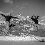 Když je sportovcům do skoku: Čechoslováci Věra Suchánková a Zdeněk Doležal před Novákovým objektivem takto oslavili osmé místo v soutěži dvojic.