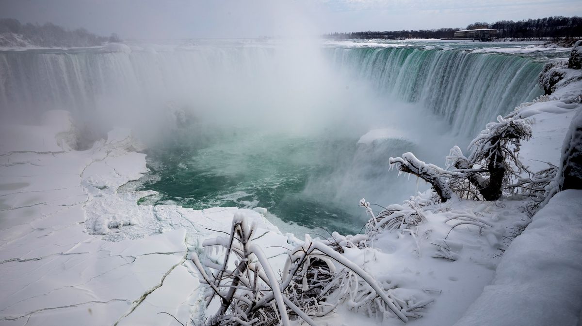 Fotky: Ledová pohádka. Niagarské vodopády zamrzly jako dlouho ne