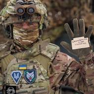 Ukrajinský rychlobruslař na krátké dráze Oleh Handej před olympiádou uvedl, že na  hrách v Miláně nebude smět startovat se svou helmou s veršem ukrajinské básnířky Liny Kostenkové. Podle Mezinárodní bruslařské unie neprošla kontrolou kvůli „politickému sloganu“, napsal server The Kyiv Independent.