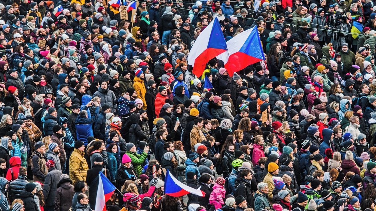 Lidé po celém Česku vyjadřují podporu prezidentovi. V Brně se sešly tisíce lidí