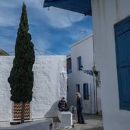 V prosinci několik starostů z Kyklad a Dodekanéských ostrovů, kam patří i turisticky velmi oblíbené ostrovy Rhodos a Kos, bilo na poplach. „Samotná existence našich ostrovů je ohrožena,“ varovali v rezoluci iniciované starostou Santorini Nikosem Zorzosem. (Vesnice Plaka na Milosu, 4. února).