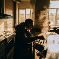 „V březnu 2022, když jsme odcházeli, bylo ještě chladno a venku mrzlo. Okna v bytě byla rozbitá. Nikdy bych neřekla, že mě mohou prsty na nohou tak bolet z chladu,“ vzpomíná Ljubov Kuzmenková. Je jí 65 let a pochází ze Severodoněcku v Luhanské oblasti. 