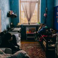 Od narození byl jen dvakrát vykoupaný – jednou v nemocnici a jednou, když na krátkou dobu obnovili dodávku elektřiny. „Teď používáme vlhčené ubrousky, protože je velká zima,“ řekla jeho matka Lékařům bez hranic.