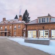 Součástí domu bylo hospodářské zázemí v bočním křídle (na snímku vpravo), s garážemi a byty pro zaměstnance. Teď jsou tu edukační ateliéry, prostory pro odpadové hospodářství a keramickou dílnu. V plánu jsou ve vile workshopy zaměřené třeba na keramiku, malířství, fotografii, počítačovou grafiku či 3D tisk.