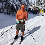 Kolem kiosku se pravidelně pohybuje také běžkař Jan Černoch z Raspenavy. Je mu 76 let a v horách jezdí, mráz nemráz, jen v kraťasech, rukavicích a lyžařských botách.