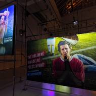 Umělec reklamní nosiče posbíral z míst, kde stály nelegálně. Pak je rozřezal. Modlícímu se fotbalistovi chybí ruce, místo nich dírou prosvítá vyprázdněnost.