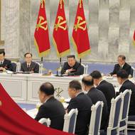 Kim Čong-un na stranickém sjezdu obměnil většinu členů prezidia vládnoucí Korejské strany pracujících, píše deník Financial Times.