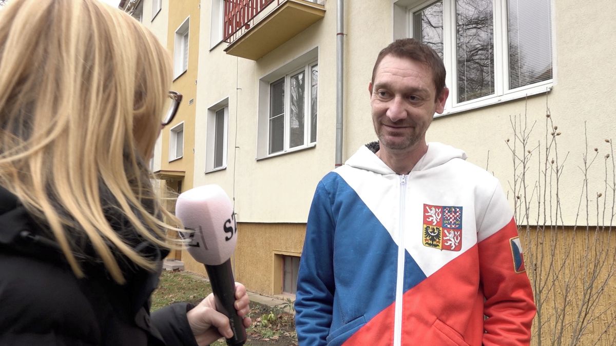 Video: Hlídač ze supermarketu šíří lži. Tvrdil, že ví, kde je prezident